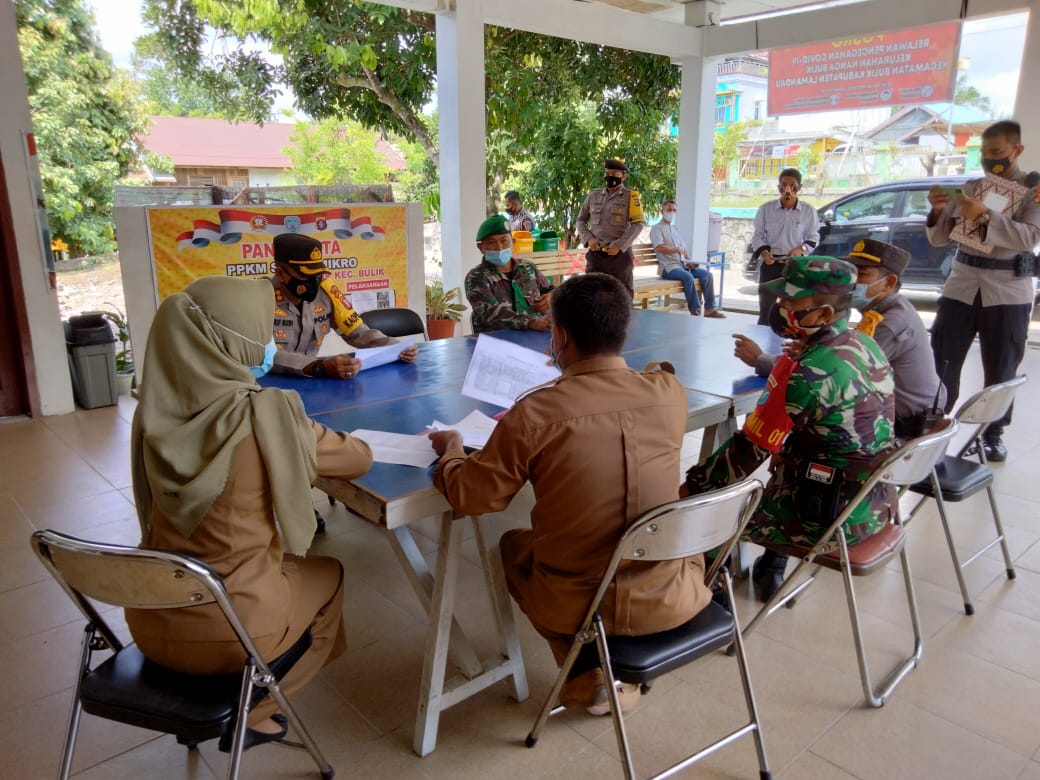 Dandim 1017/Lmd Letkol Inf Hafes Is Jafrin, bersama Kapolres Lamandau AKBP Arif Budi Purnomo dan rombongan, mengecek Kesiapan Posko Desa Tangkal Covid-19 yang ada di Wilayah Kabupaten Lamandau di antaranya di Kelurahan Nanga Bulik pada hari Senin (15/2/2021). Foto : By