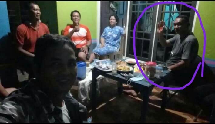 AIPTU Yano (dalam) lingkaran saat bertemu dengan teman-teman mantan atlet dayung saat tahun baru beberapa waktu lalu di Palangka Raya. Foto : Ist