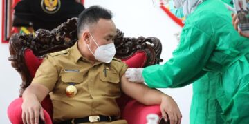 Usai Divaksin, Gubernur Sugianto Pantau Vaksinasi Kepala SOPD dan ASN Pemprov