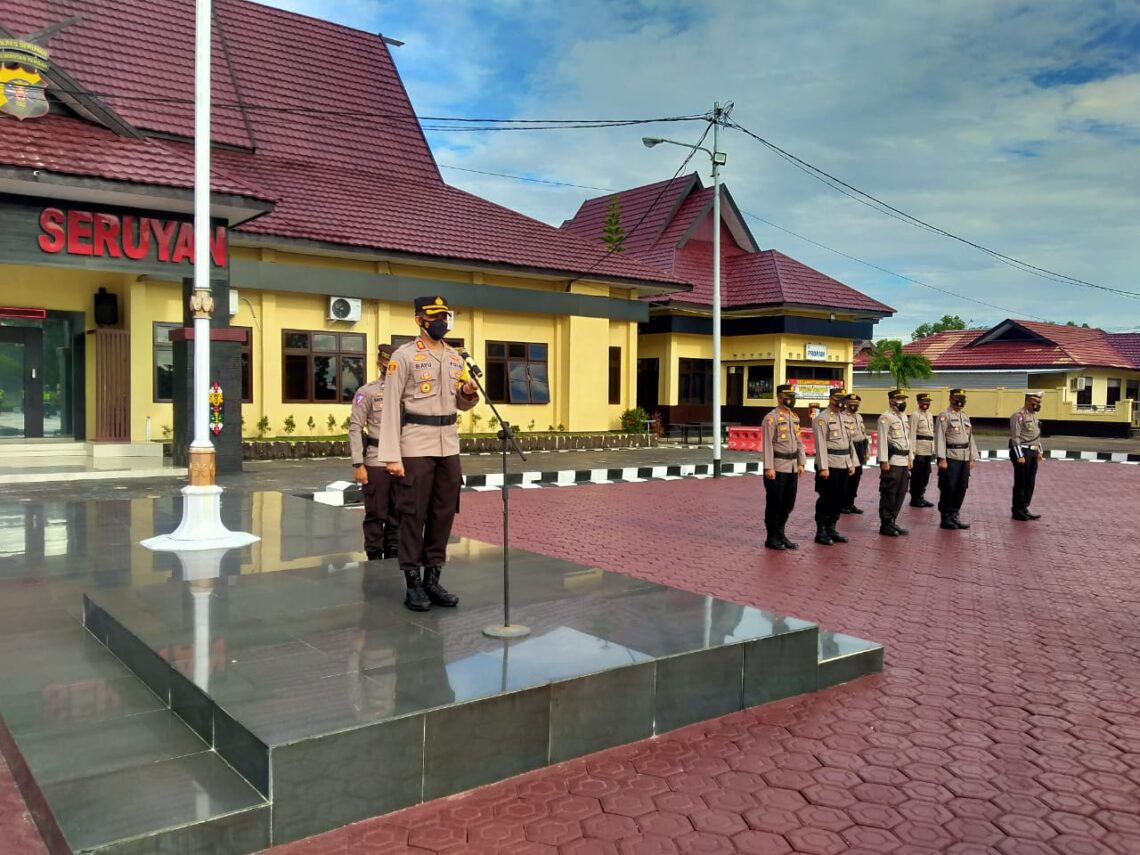 Kapolres Seruyan AKBP Bayu Wicaksono, SH, SIK, M.Si, mengajak seluruh personil untuk meningkatkan disiplin dan kinerja sesuai tugas pokoknya masing-masing serta meningkatkan 
pelayanan kepada masyarakat. Foto : Tbn