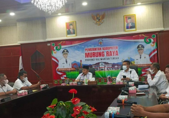 Pemerintah Kabupaten (Pemkab) Murung Raya melaksanakan rapat koordinasi terkait penanganan kelangkaan serta kenaikan harga minyak goreng yang melambung tinggi, bertempat di aula A kantor Bupati, beberapa waktu yang lalu. Foto L Kpl