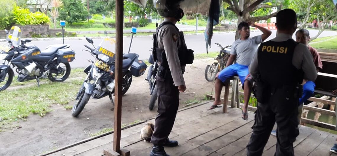 Sat Sabhara Polres Seruyan melalui Bripka Fani Kembara dan Bripka Lievandri giatkan patroli Bermotor R2 dan sambang ke obyek vital seperti di pasar dan tempat tempat rawan kejahatan yang ada di wilayah hukum Polres Seruyan, Senin (15/03/2021). Foto : Tbn