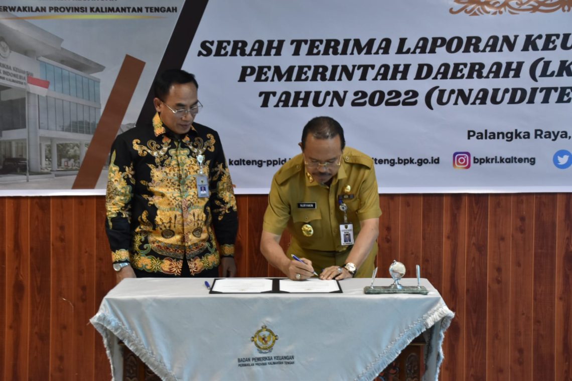 Sekretaris Daerah Provinsi Kalteng H. Nuryakin saat melakukan Penandatanganan Berita Acara dan Serah Terima Laporan Keuangan Pemerintah Daerah Unaudited Pemprov Kalteng Tahun Anggaran 2022, Rabu (15/3/2023). Foto : mmc