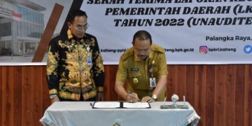 Sekda Nuryakin Serahkan Laporan Keuangan Unaudited Pemprov Kalteng TA 2022 Kepada BPK RI