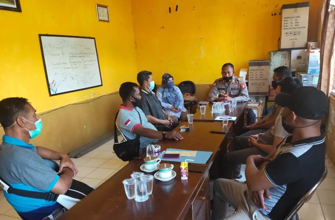 Kapolsek Seruyan Hilir, AKP Setiyono melaksanakan kunjungan dan mengumpulkan calon Kades di Kantor Desa Sungai Undang, Kecamatan Seruyan Hilir, Kabupaten Seruyan, Senin (15/03/2021). Foto : Tbn