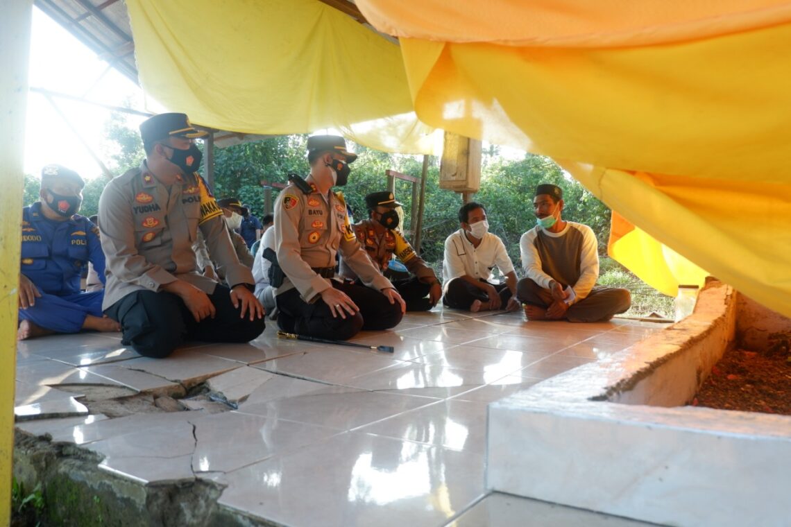 Kapolres Seruyan AKBP Bayu Wicaksono, S.H., S.I.K., M.Si melaksanakan ziarah ke makam tokoh ulama Syeh Muhammad Ja'far bin Muhammad Abdullah Al Habsy
Kamis (15/4/2021). Foto : Tbn