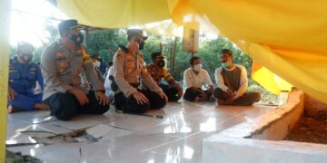 Kapolres Seruyan Pimpin Ziarah Makam Ulama dan Beri Bantuan Sembako