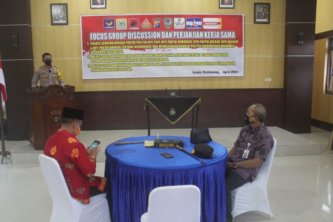 Polres Seruyan menggelar giat Fokus Grup Diskusi (FGD) bersama parpol dan ormas keagamaan serta elemen masyarakat lainnya, di Aula Patriatama 95 Polres Seruyan, Kamis (15/04/2021). Foto : Tbn