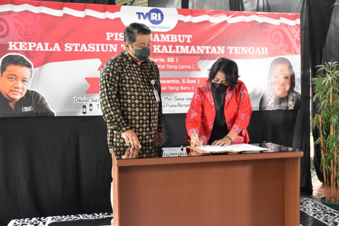 Kepala Stasiun (Kepsta) TVRI Kalteng diserahterimakan dari Pejabat Lama Rosmarie kepada Pejabat Baru Bambang Siswanto. Acara pisah sambut ini digelar di Kantor TVRI Kalteng, Palangka Raya, Rabu (14/4/2021). Foto : mmc