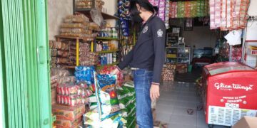 Anggota Satreskrim Polres Seruyan Cek Bahan Pangan di Beberapa Pasar