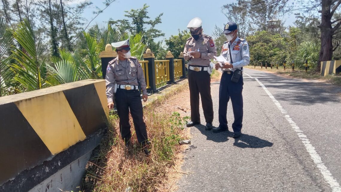 Jalan rusak dan berlubang menyebabkan terjadinya genangan air di sejumlah ruas di Jalan Lintas Seruyan- Sampit di Desa Sungai Bakau, Seruyan, Kalteng.