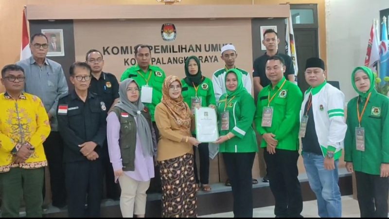 Ketua DPC PPP Kota Palangka Raya, Noni Ermirawati, bersama jajaran pengurus menyerahkan daftar nama bacaleg kepada Ketua KPU Kota Palangka Raya, Ngismatul Khoiriyah, Minggu (14/5/2023). Foto : Ist