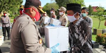 Polri Peduli Covid-19, Polda dan Bhayangkari Kalteng Gelar Baksos Bagikan 3 Ton Beras dan Sembako