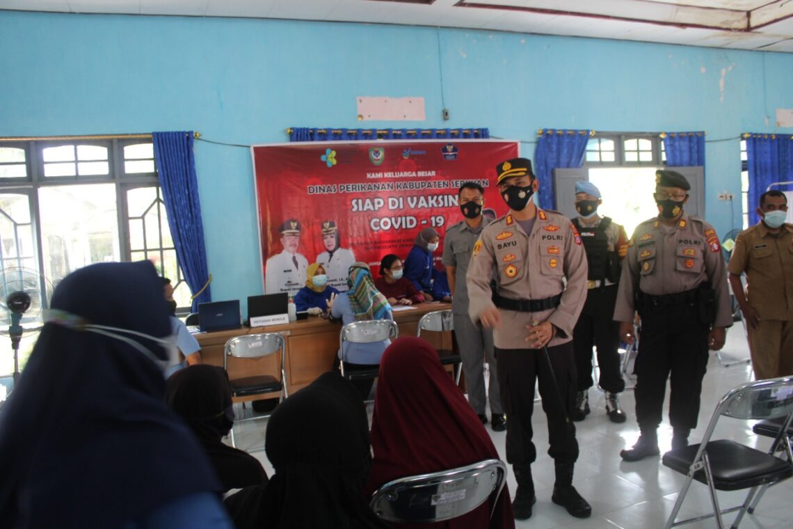 Kapolres Seruyan AKBP Bayu Wicaksono, S.H., S.I.K., M.Si., memantau program akselerasi vaksinasi terhadap pelayanan publik, masyarakat dan lansia di kantor Dinas Perikanan dan Dinas Perkimtan Kabupaten Seruyan, Selasa (15/6/2021). Foto : Tbn
