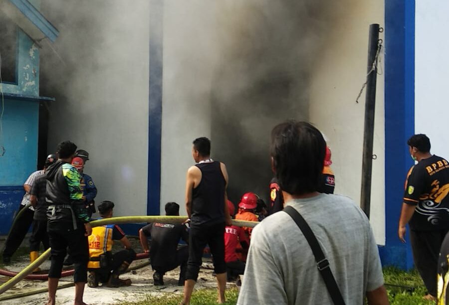 Pemadaman oleh petugas Damkar di Studio TVRI Palangka Raya, Rabu (15/6/2022). Foto : Ist