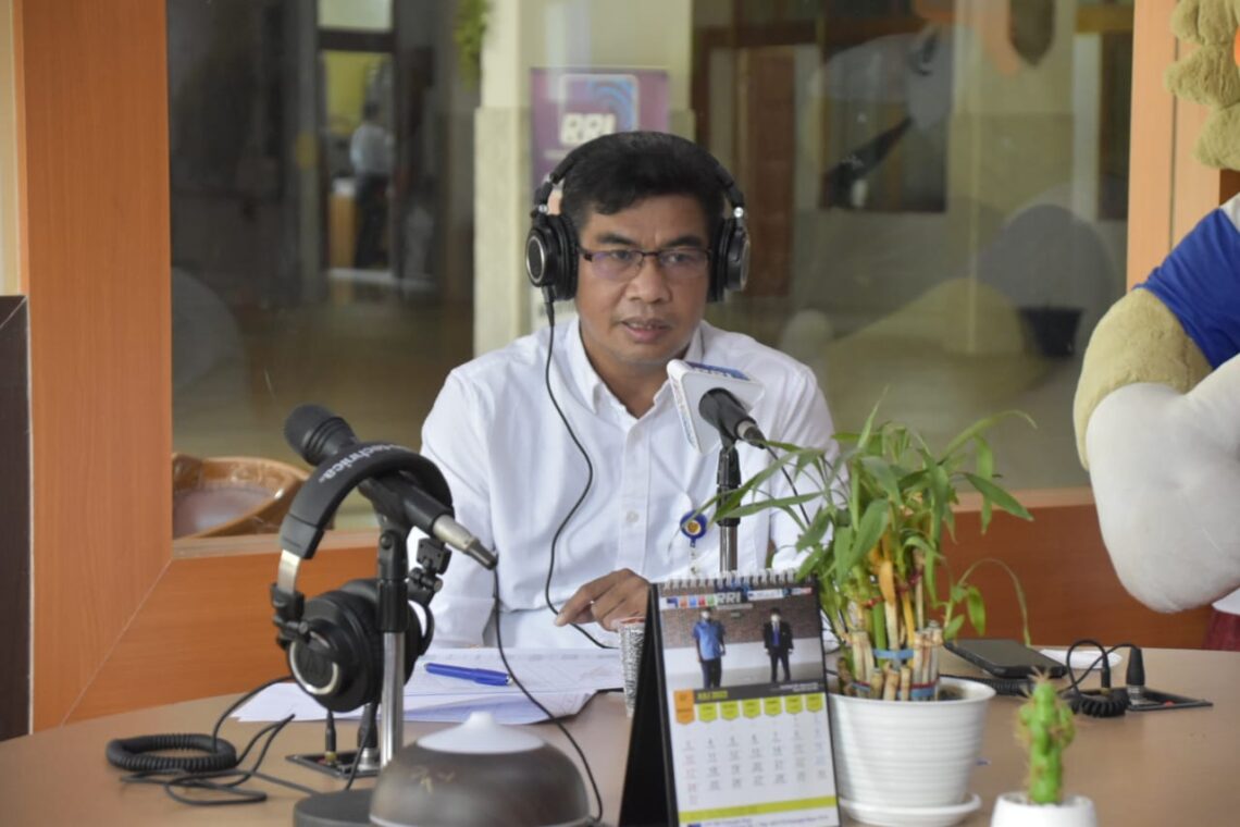 Kepala Diskominfosantik Prov. Kalteng Agus Siswadi saat menjadi narasumber pada dialog sosialisasi di RRI Palangka Raya