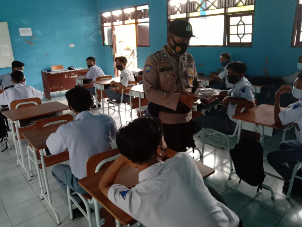 Pembinaan ketertiban dan penyuluhan bertema Polisi Sahabat Pelajar menyampaikan tentang bahaya narkoba serta Kenakalan Remaja kepada Siswa-Siswi SMA Negeri 2 Desa Khartika Bhakti Kecamatan Seruyan Hilir Timur, Kabupaten Seruyan, Selasa (15/6/2021). Foto : Tbn
