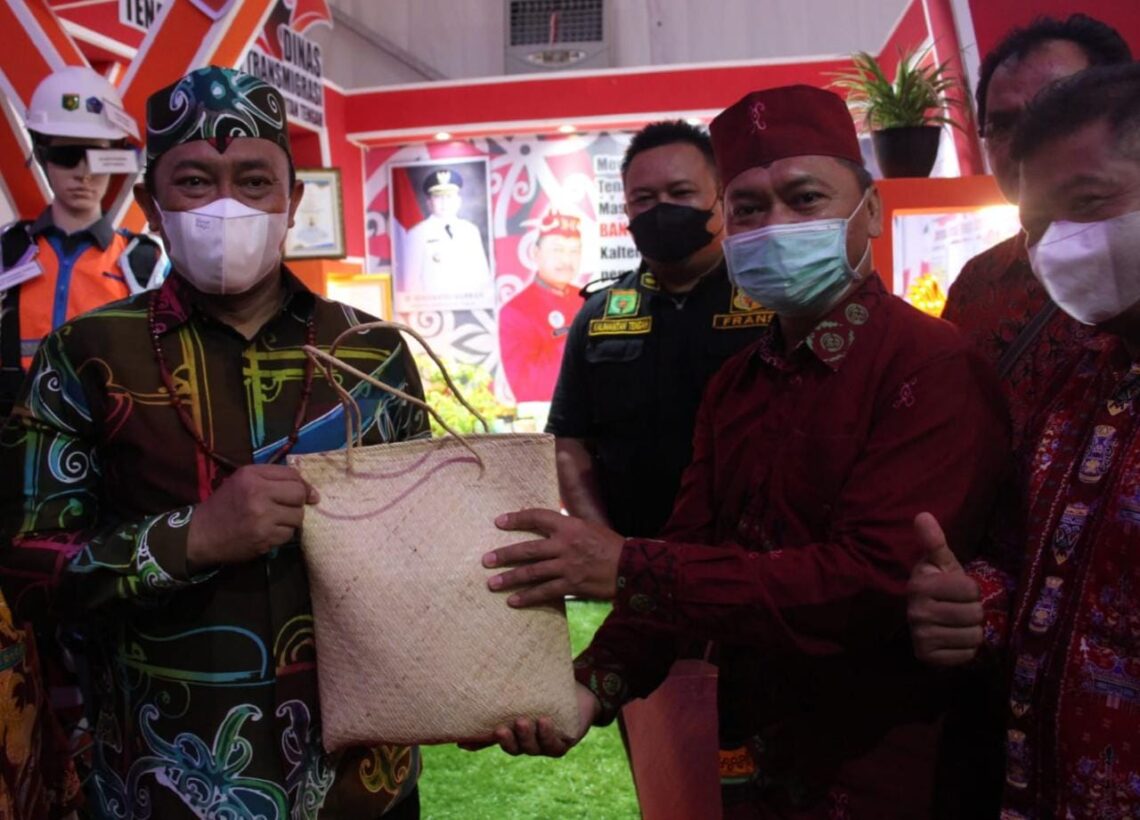 Wakil Gubernur Kalteng H. Edy Pratowo saat mengunjungi stand Disnakertrans Prov. Kalteng