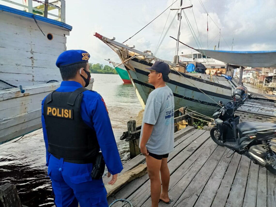 Personil Satpolairud Polres Seruyan memberikan imbauan protokol kesehatan di sekitar bantaran Sungai Seruyan Kecamatan Seruyan Hilir Kabupaten Seruyan Provinsi Kalteng, Kamis (15/07/2021) Pukul 10.00 Wib. Foto : Tbn
