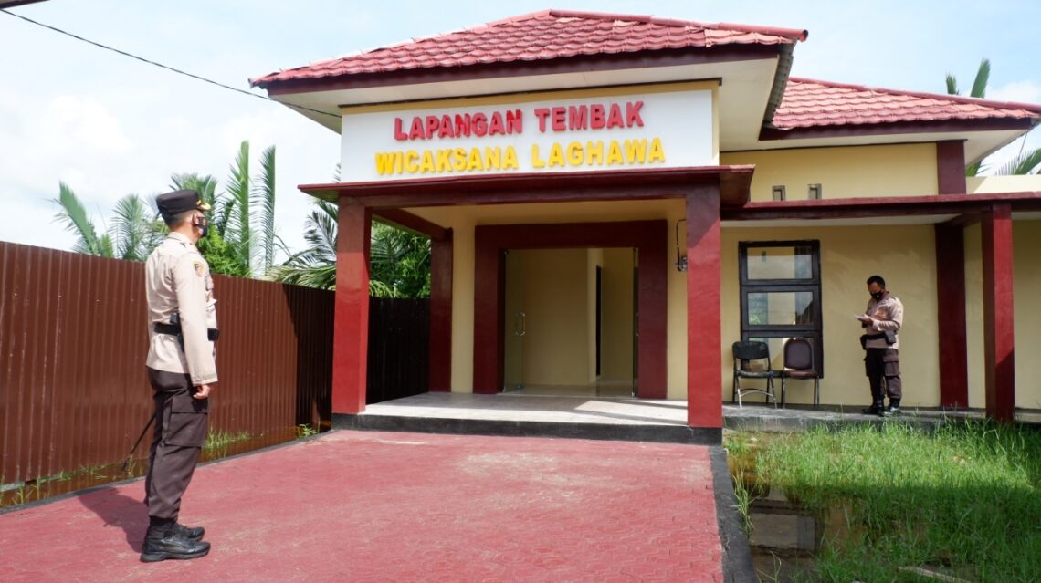 Kapolres Seruyan AKBP Bayu Wicaksono, S.H., S.I.K., M.Si., mengecek progres bangunan yang telah dibangun di sekitar Mako Polres Seruyan di Kuala Pembuang, Rabu (14/7/2021). Foto : Tbn