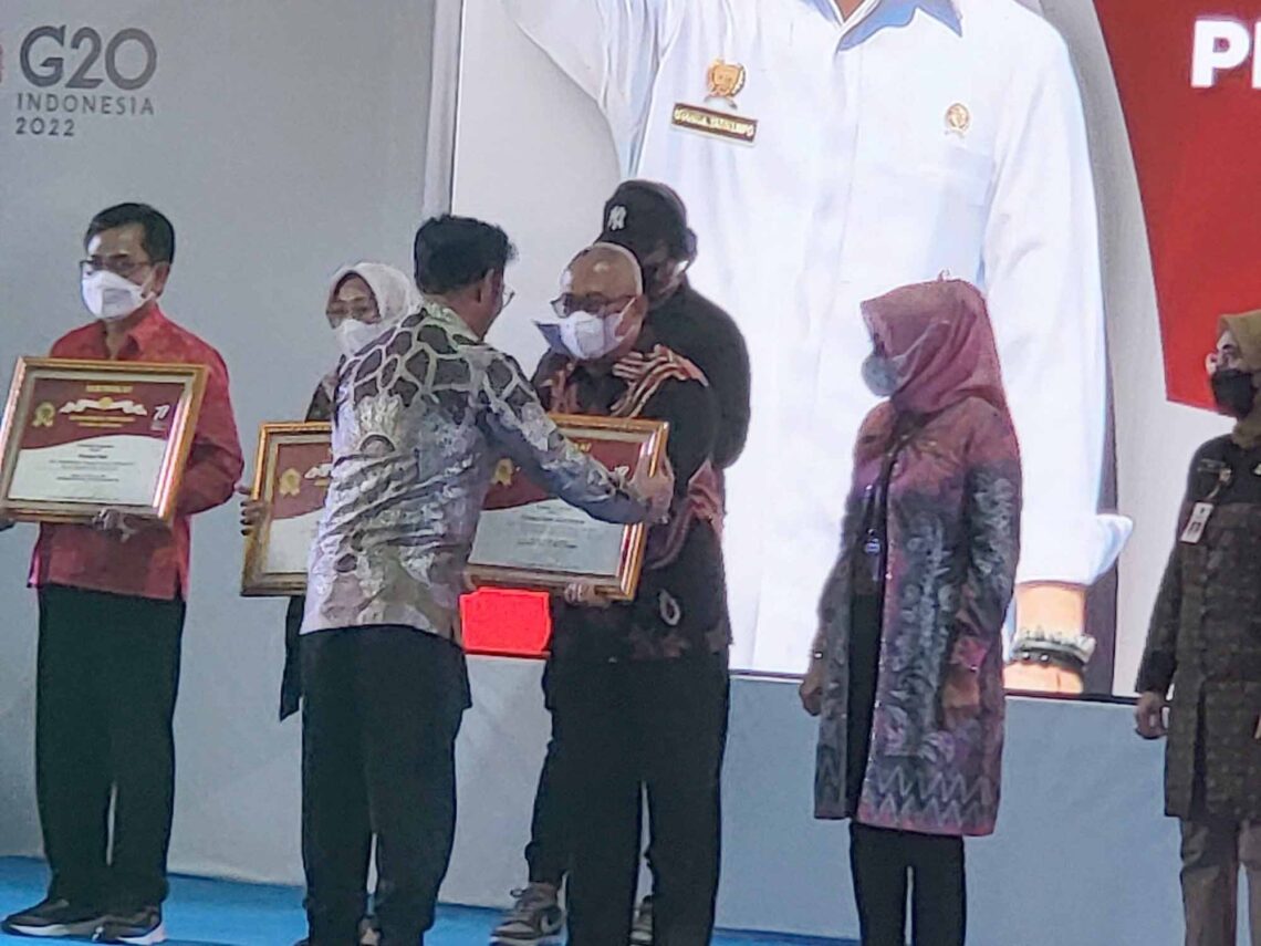 Penghargaan diserahkan secara langsung oleh Menteri Pertanian Syahrul Yasin Limpo kepada Gubernur Kalteng H. Sugianto Sabran dalam hal ini diwakili Kepala Dinas Tanaman Pangan, Hortikultura dan Peternakan (TPHP) Prov. Kalteng Riza Rahmadi.