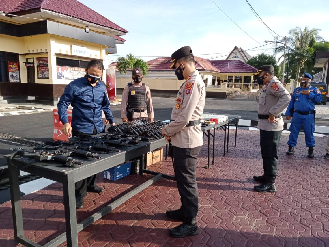 Pemeriksaan surat-surat, senpi, dan amunisi merupakan kegiatan rutin yang berkala dilakukan oleh Polres Seruyan, Kamis (15/7/2021). Foto : Tbn