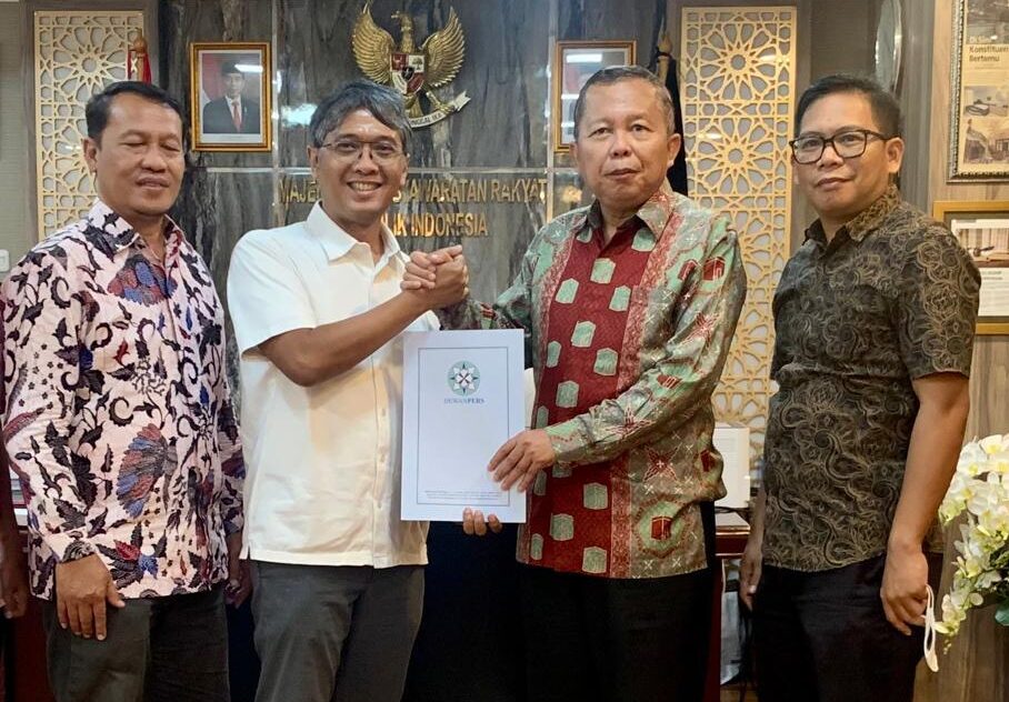 Arsul Sani, satu-satunya wakil FPPP di Komisi III DPR, menerima daftar inventarisasi masalah (DIM) RKUHP dari Dewan Pers yang diserahkan oleh anggota Dewan Pers, Arif Zulkifli. Dua anggota Dewan Pers lainnya, Yadi Hendriana dan Atmaji Sapto Anggoro, dan tenaga ahli Dewan Pers, Arif Supriyono, Senin (15/8/2022). Foto : Ist/DP
