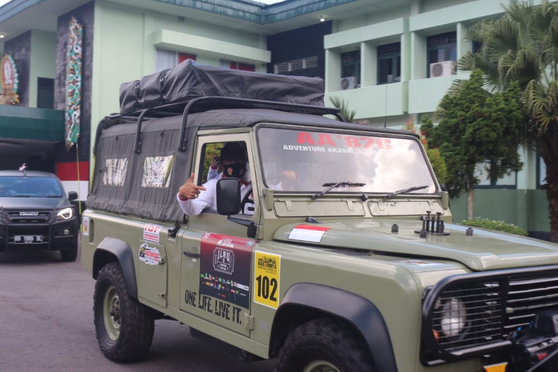 Mobil salah satu peserta jelajah Merah Putih. Foto : TBN.