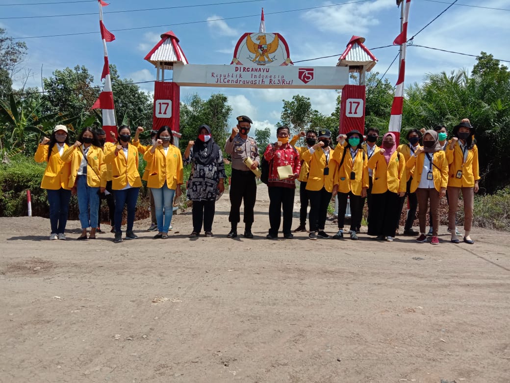 Perwakilan Polsek Kahayan Kuala jajaran Polres  Pulang Pisau menghadiri penilaian lomba gapura di Desa Sebangau Jaya Kecamatan Sebangau Kuala. Foto : to