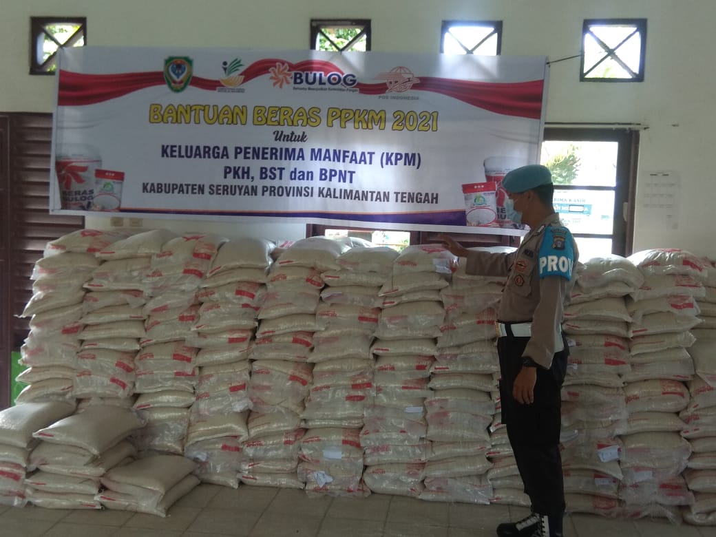 Pelaksanaan menyalurkan tambahan bantuan beras untuk warga terdampak Pemberlakuan Pembatasan Kegiatan Masyarakat (PPKM). Foto : Tbn