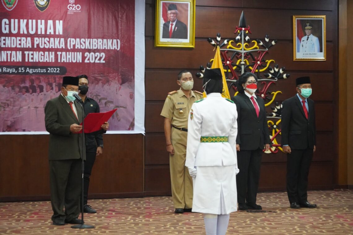 Sekretaris Daerah Prov. Kalteng Nuryakin saat mengukuhkan Paskibraka