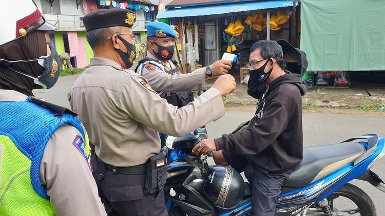 Kasat Sabhara Polres Seruyan AKP Harjanto melaksanakan Patroli Himbauan Prokes Kepada Masyarakat di Seputaran kota Kuala Pembuang, Minggu (15/8/2021). Foto : Tbn