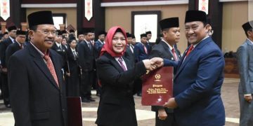 Wagub Edy Pratowo Sematkan Tanda Kehormatan Satyalancana Karya Satya PNS Lingkup Pemprov. Kalteng