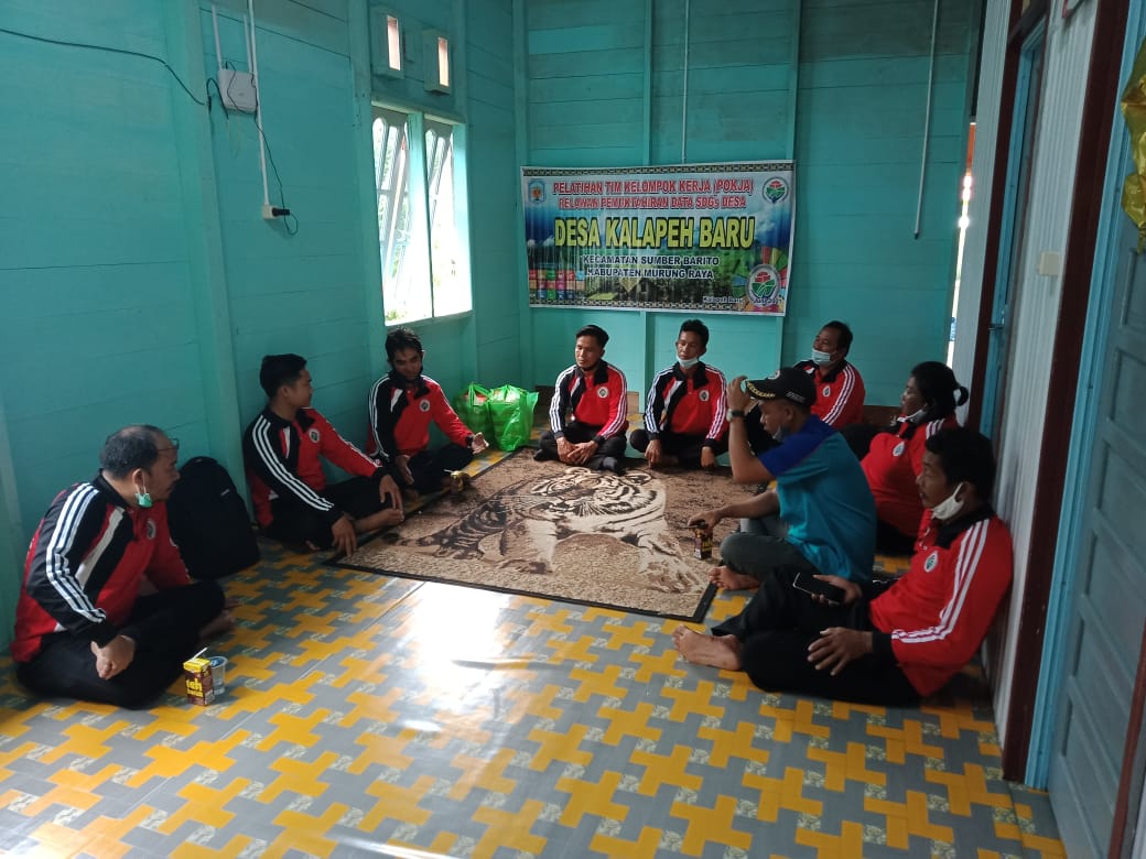 TA-P3MD Mura melakukan pelatihan dan pembekalan kepada Tim Kelompok Kerja (POKJA) relawan pemuktahiran data SDGS Desa Kalapeh Baru, Kecamatan Sumber Barito, Kabupaten Murung Raya. Foto : Kpl