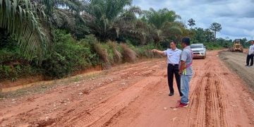 Wakil Bupati Lamandau Meninjau Peningkatan Jalan Dua Desa