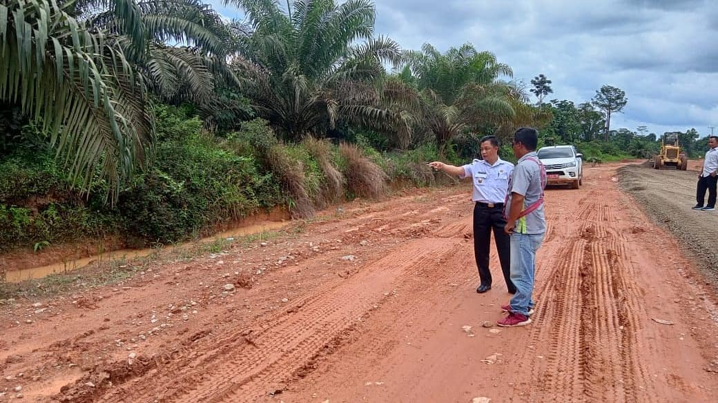 Wakil Bupati Lamandau, Riko Porwanto, saat meninjau pembangunan antar desa di Kabupaten Lamandau, Kamis (15/10/2020). Foto : By