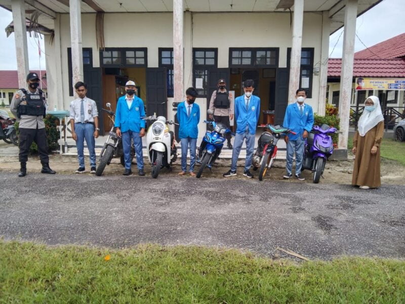 Kepolisian Sektor Hanau merespon dengan melakukan Razia knalpot Brong di SMAN 1 Hanau, Senin (15/11/2021). Foto : Tbn