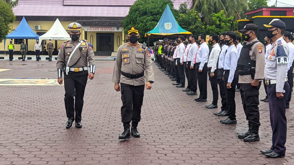 Wakapolres Kompol Yudha Setiawan, S.H., S.I.K., untuk memimpin kegiatan apel gelar Pasukan dalam rangka Operasi (Ops) Zebra Telabang tahun 2021, Senin (15/11/2021). Foto : Tbn