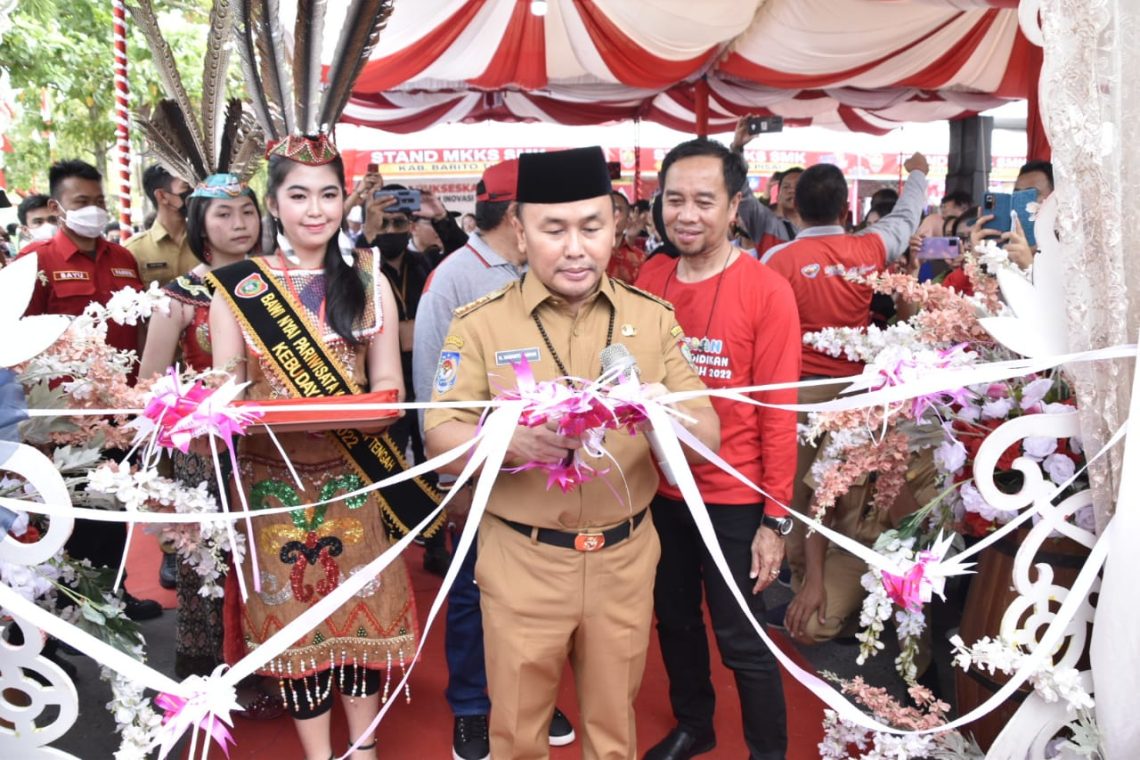 Gubernur Kalteng H. Sugianto Sabran membuka pameran inovasi pendidikan Kalteng Berkah SMA/SMK/SLB