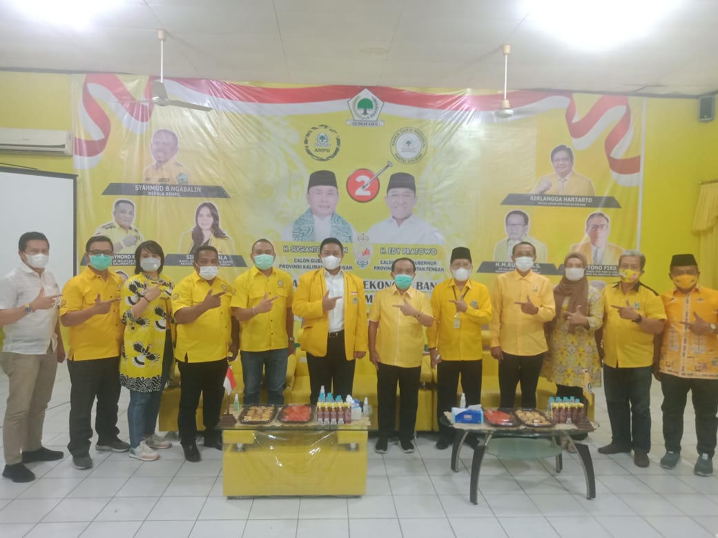Pengurus DPD Partai Golkar Kalteng melakukan foto bersama usai jumpa pers bersama BSNPG Kalteng, Selasa (15/12/2020). Foto : AT