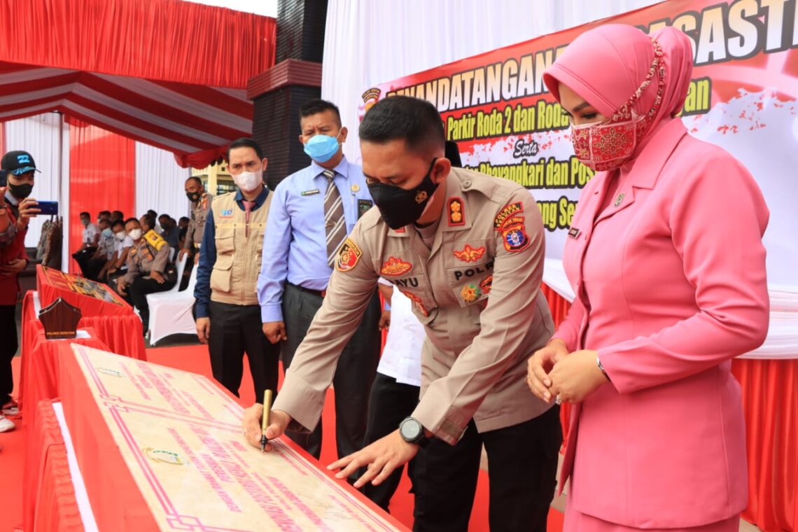 Kapolres Seruyan AKBP Bayu Wicaksono, S.H.,S.I.K., M.Si. meresmikan Sarana Parkir Roda 2, Roda 4 Polres Seruyan serta Renovasi Kantor Bhayangkari dan Posyandu Kemala Bhayangkari Cabang Seruyan, dan peresmian tersebut ditandai dengan penandatangan prasasti di Polres Seruyan Jl. A. Yani Kecamatan Seruyan Hilir, Kabupaten Seruyan, Rabu (15/12/2021).