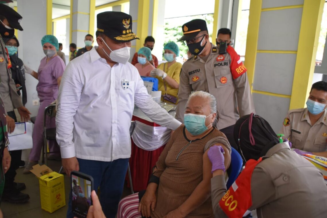 Gubernur Kalteng H. Sugianto Sabtan saat meninjau pelaksanaan vaksinasi dibeberapa pasar Kota Palangka Raya