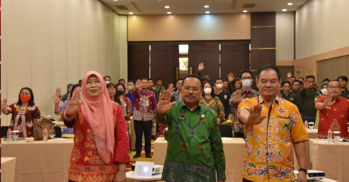 Sekda Prov. Kalteng selaku Ketua Tim Restorasi Gambut Daerah (TRGD), H. Nuryakin, membuka Rapat Koordinasi (Rakor) TRGD Provinsi Kalteng Tahun 2022, bertempat di Hotel Best Western Palangka Raya, Kamis (15/12/2022). Foto : abn