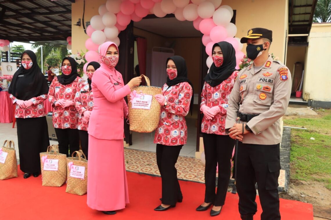 Penyerahan tali asih oleh Ibu Bhayangkari Polres Seruyan