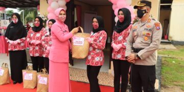 Kapolres Bersama Ketua Bhayangkari Berikan Tali Asih