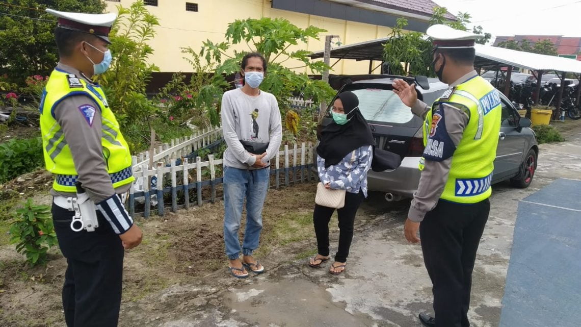 Satlantas Polres Seruyan sambangi warga dan himbau warga untuk mematuhi Protokol Kesehatan Covid-19, Sabtu (16/1/2021). Foto : TN