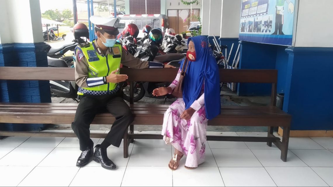 Personil Satlantas Polres Seruyan Himbauan Protokol Kesehatan, Tujuannya untuk menegakkan disiplin masyarakat dalam menerapkan protokol kesehatan antisipasi penyebaran Covid-19. Sabtu (16/1/2021). Foto : Tbn