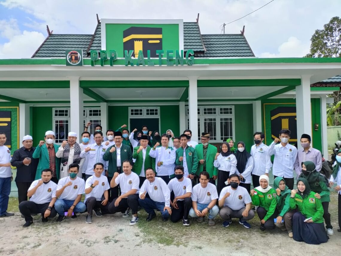 Wamenag RI, DR.KH.Zainut Tauhid yang merupakan Waketum DPP PPP usai membuka acara Bimtek, melakukan foto bersama peserta dan panitia acara serta pengurus DPW PPP Kalteng, Selasa (15/3/2022). Foto : Agus