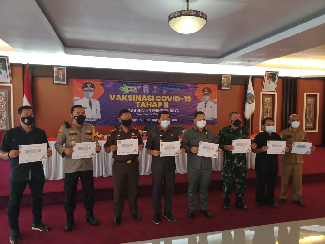 Bupati Murung Raya Perdie M Yoseph dan Unsur Forkopimda menerima vaksin Covid-19 kedua baru-baru ini. Foto : Kpl