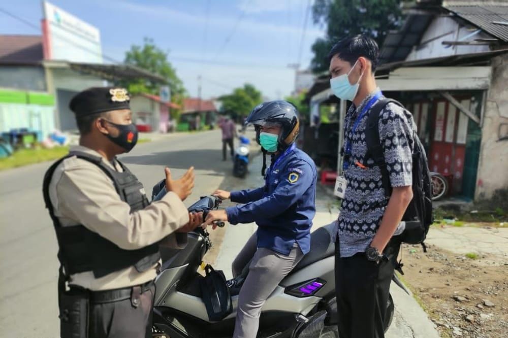 Personel Polsek Seruyan Hilir melakukan patroli dialogis untuk sosialisasi prokes, Rabu (16/2/2020). Foto : Tbn